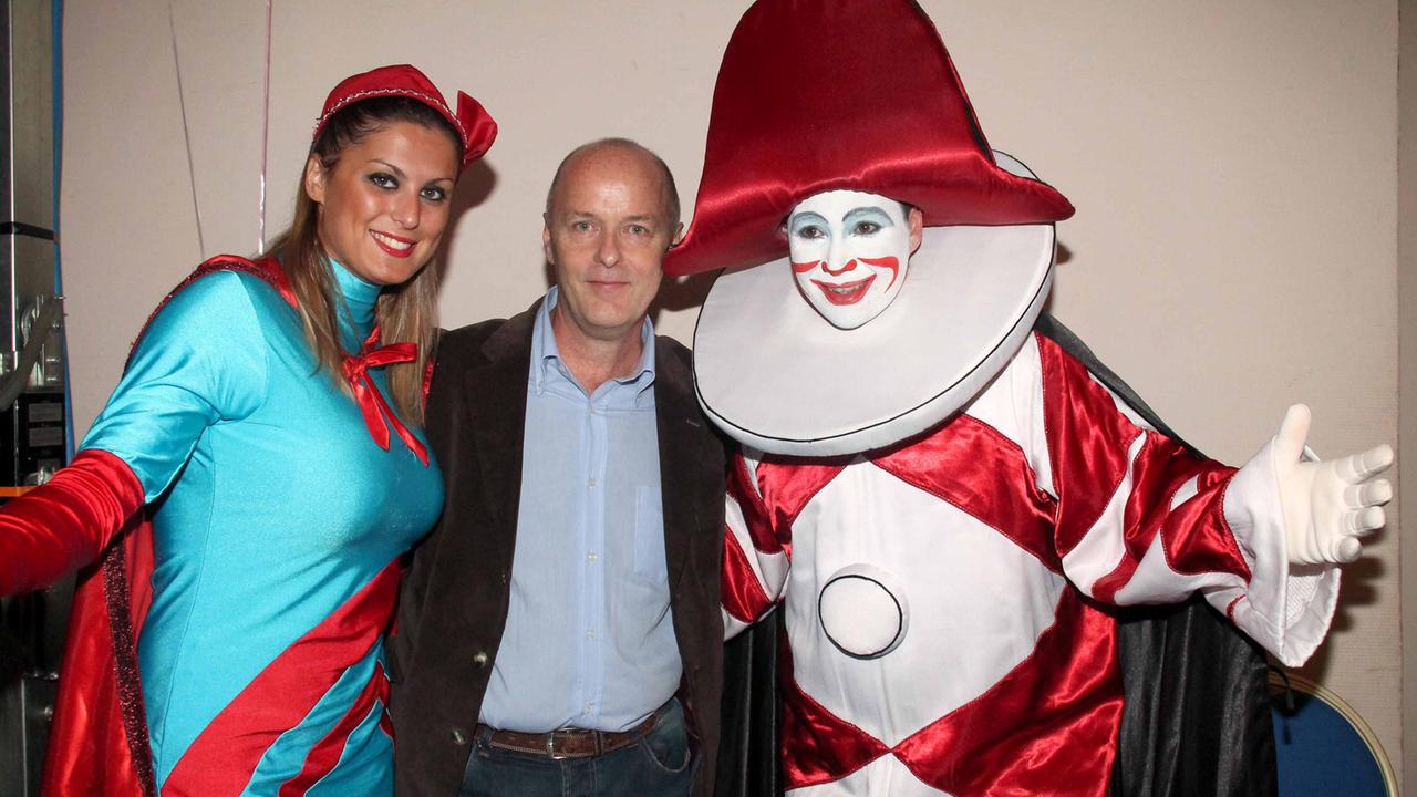 L'ex presidente della Fondazione Carnevale Stefano Pasquinucci fra Ondina e Burlamacco