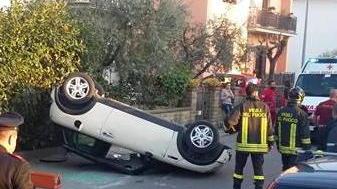 Olmi, si capotta con la Mini in via Carducci dopo aver urtato un’auto, ferito 46enne