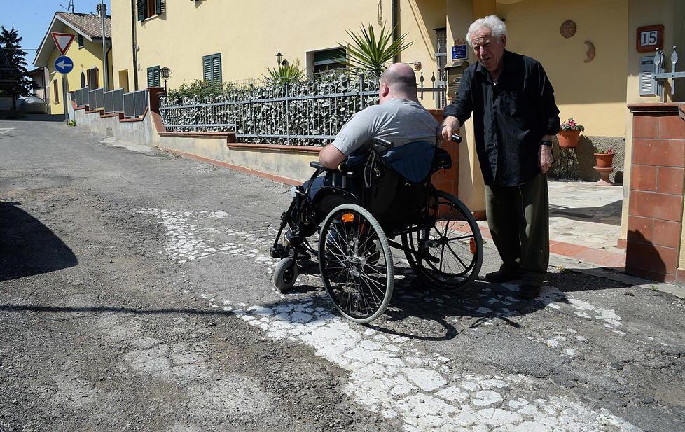 Disabile bloccato in casa: la strada è piena di buche 