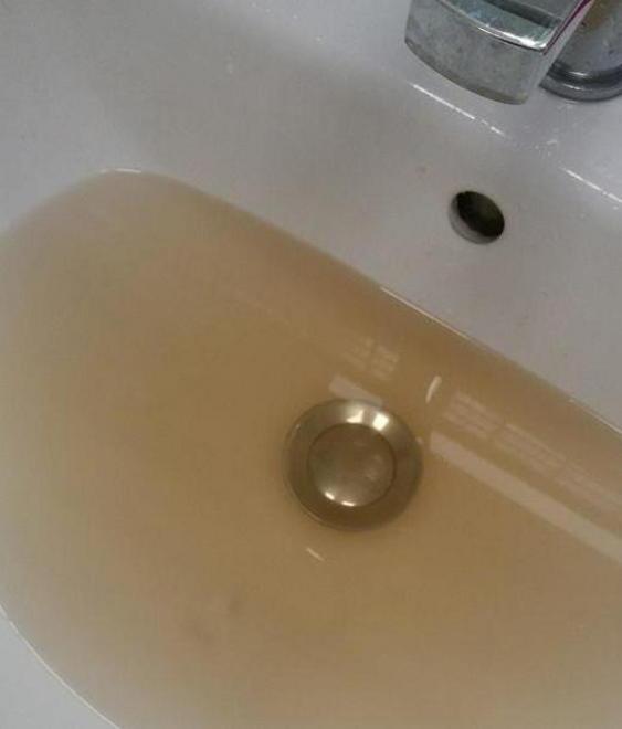 L’acqua dai rubinetti è marrone