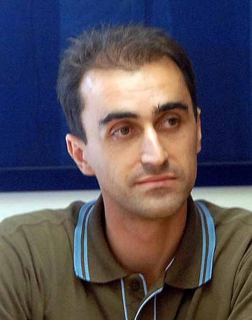 Aveva due appartamenti, e la casa popolare 