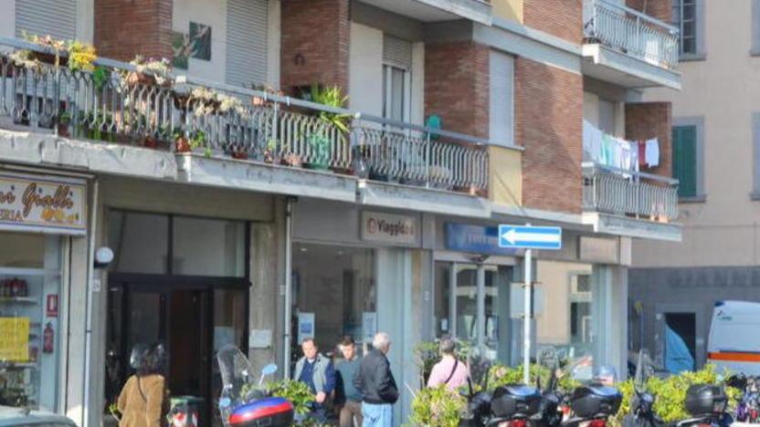 Cade sul terrazzo e resta bloccato Pompieri al lavoro