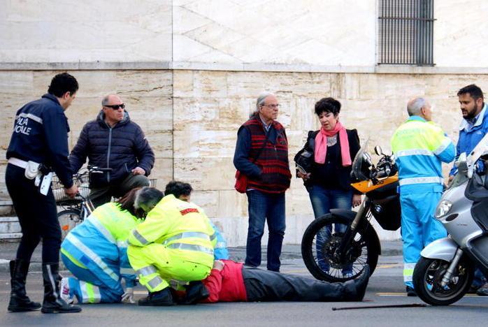 Anziano travolto da uno scooter