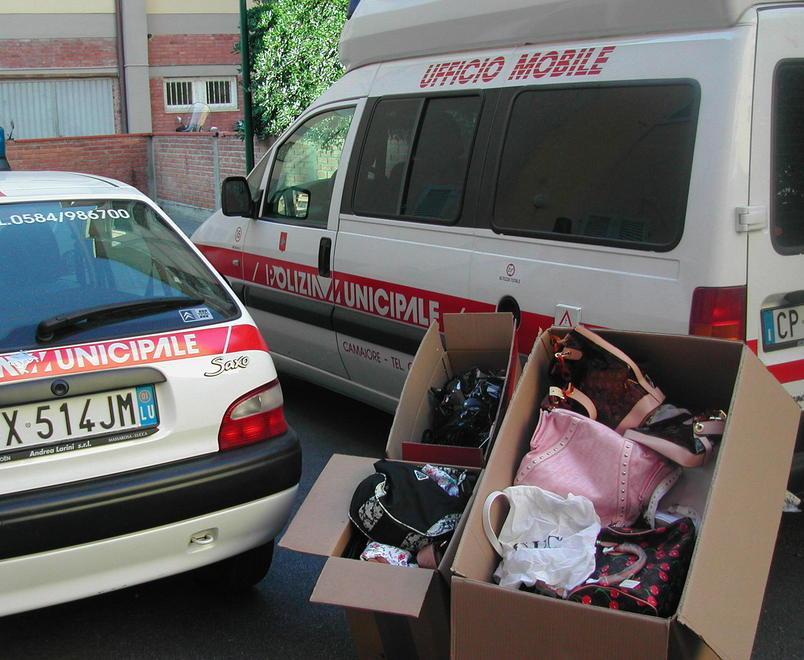 Borse e scarpe contraffatte al mercato e a Shangai 