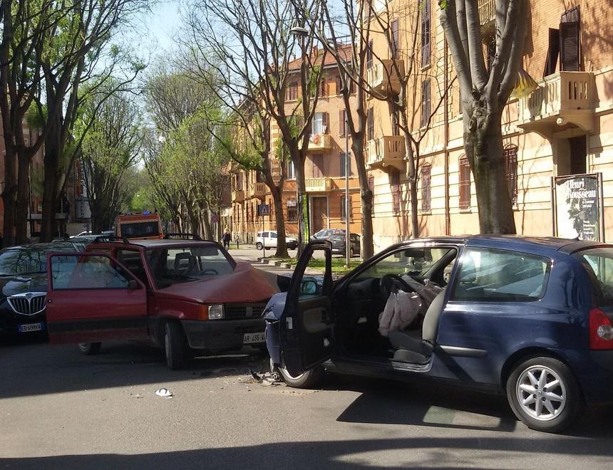 Schianto tra auto , due feriti