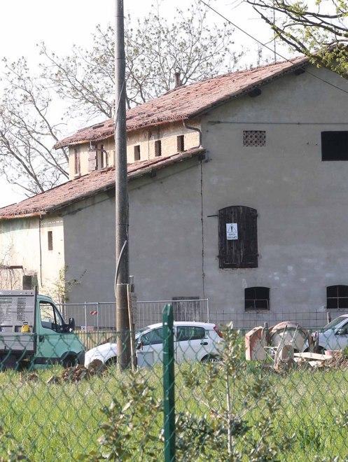 In paese tiene banco il mistero della cascina 