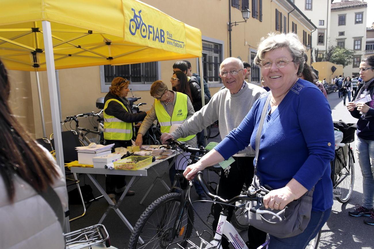 Cittadini in fila per far punzonare la bici