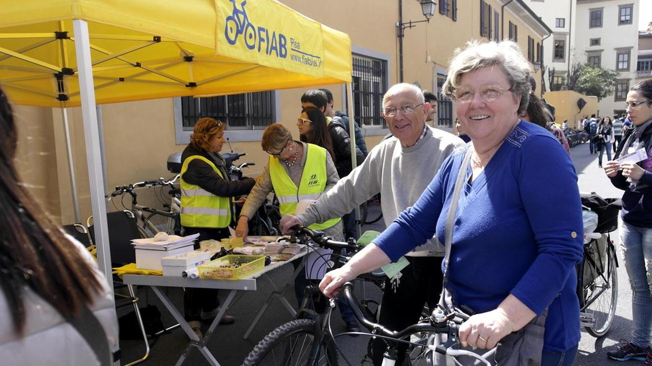 Cittadini in fila per far punzonare la bici
