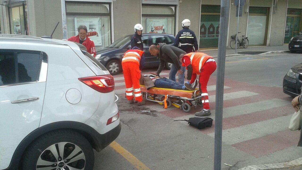 I soccorsi alla donna investita in via Manetti