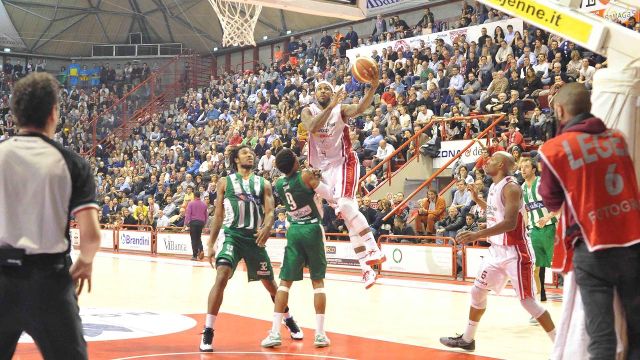 Gilbert Brown a canestro contro l'Avellino Sidigas (Foto Gori)