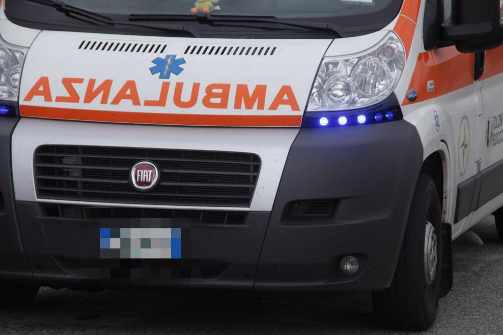 Reggio Emilia, 66enne cade dall'impalcatura: è grave