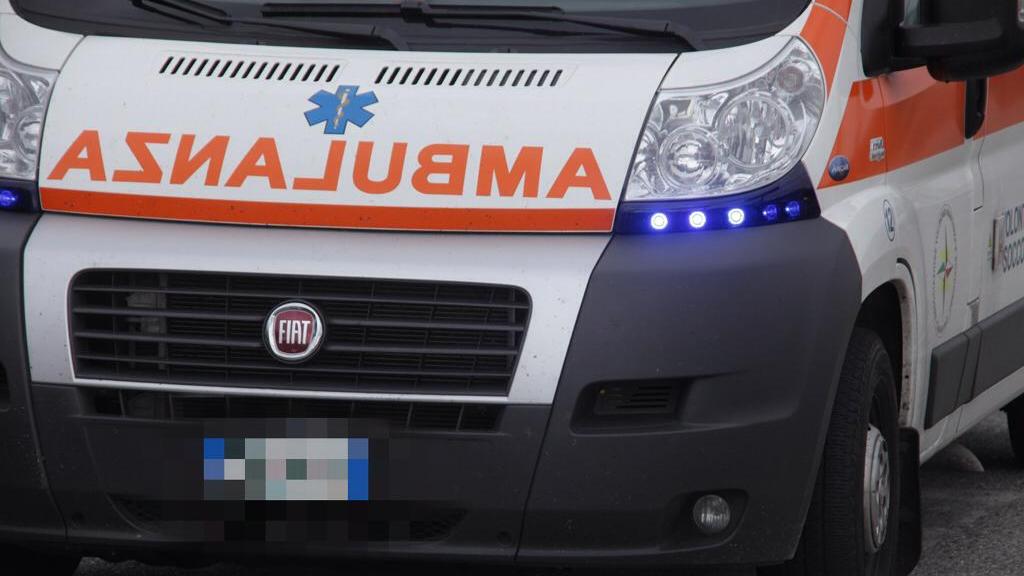 Reggio Emilia, 66enne cade dall'impalcatura: è grave