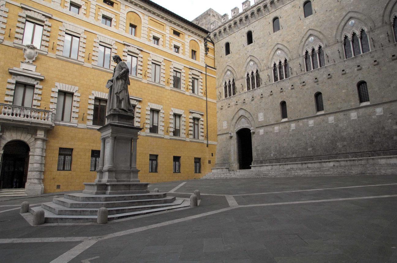 Siena: la sede storica del Monte dei Paschi in piazza Salimbeni