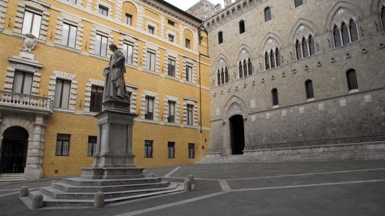 Siena: la sede storica del Monte dei Paschi in piazza Salimbeni