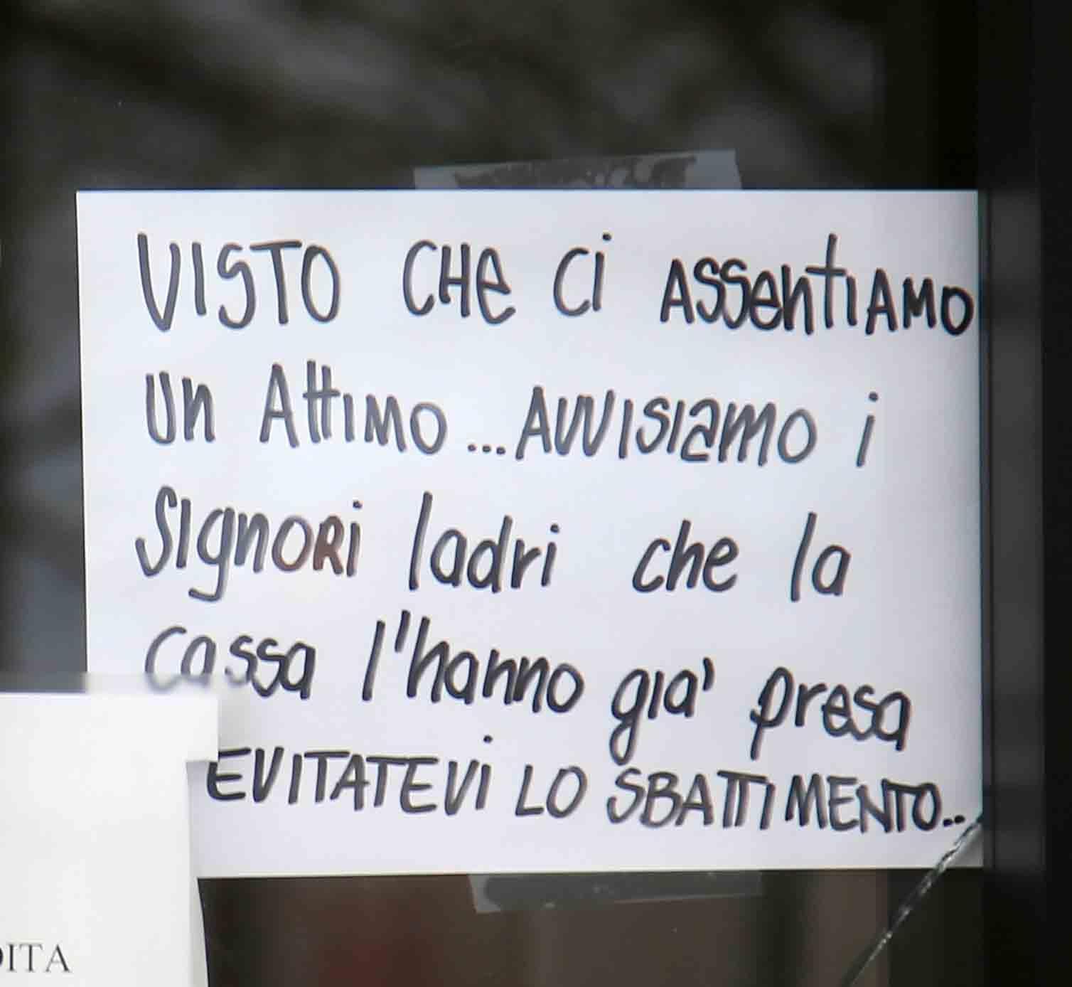 Vetrina distrutta, furto lungo la statale
