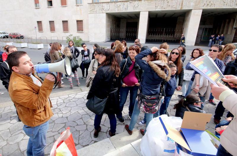 I lavoratori della People Care davanti alla prefettura