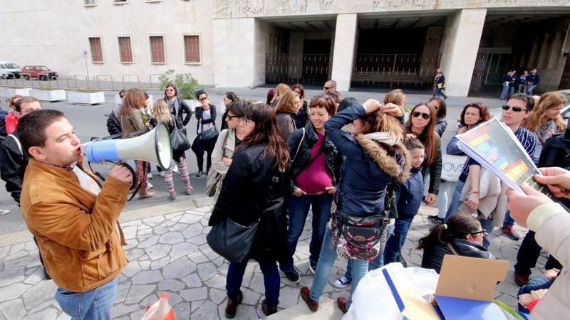 I lavoratori della People Care davanti alla prefettura