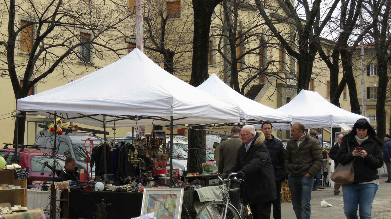 La prima domenica di bancarelle in piazza Mercatale (foto Batavia)