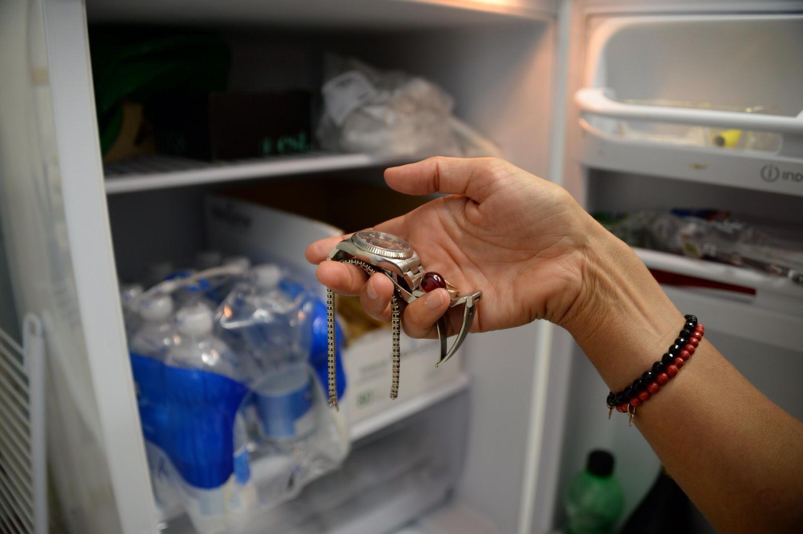 La signora è stata convinta a mettere soldi e gioielli in frigo (foto d'archivio)