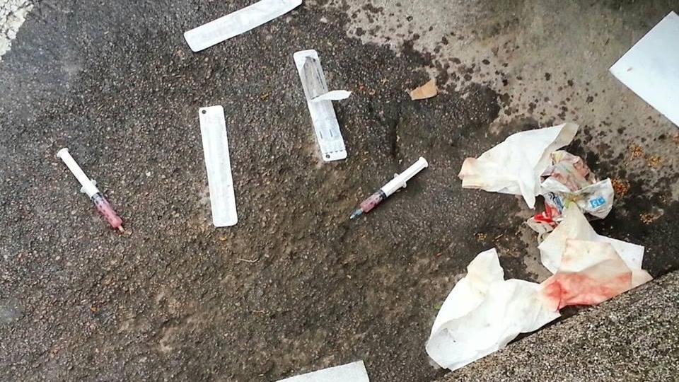 Le siringhe trovate in centro