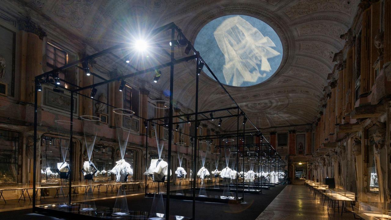 La mostra dedicata alla camicia bianca di Gianfranco Ferrè ospitata a Palazzo Reale a Milano