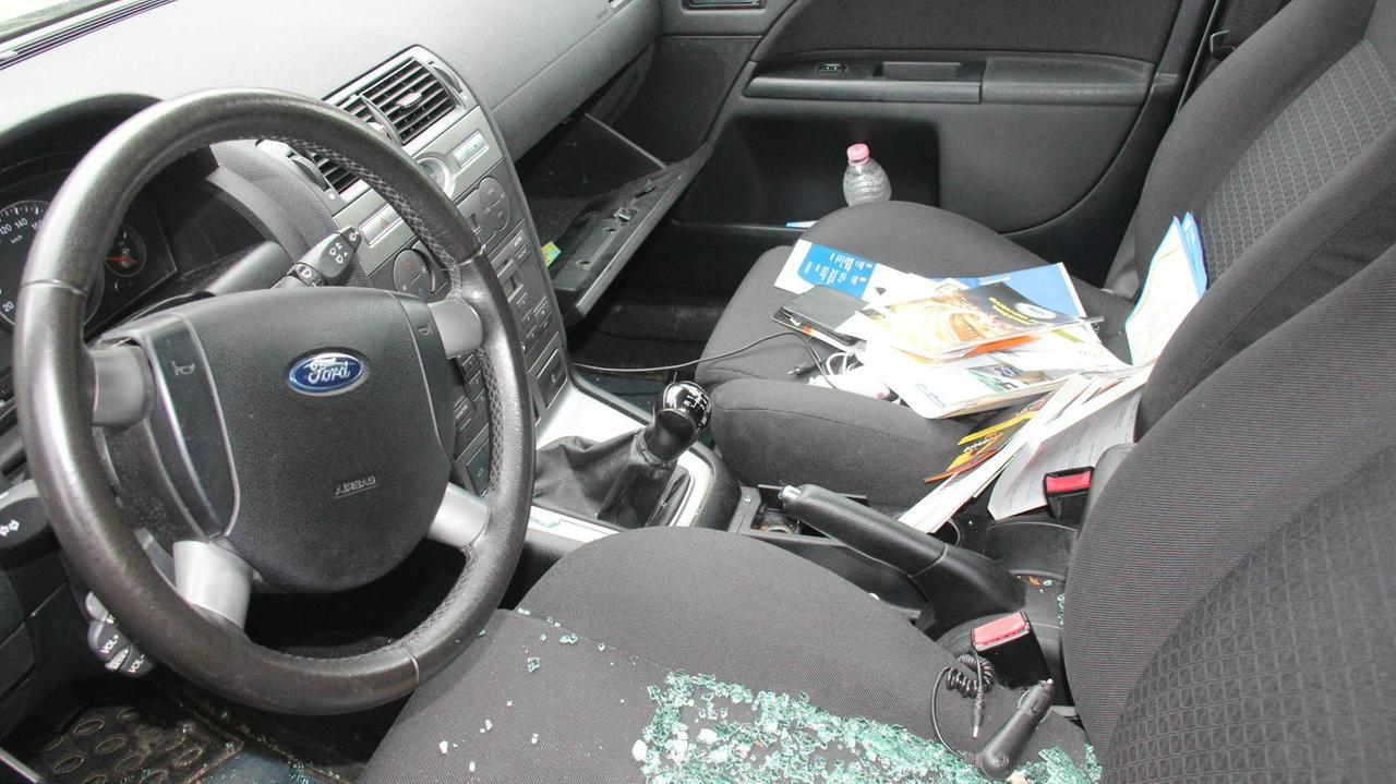 Un'auto messa sottosopra dai ladri