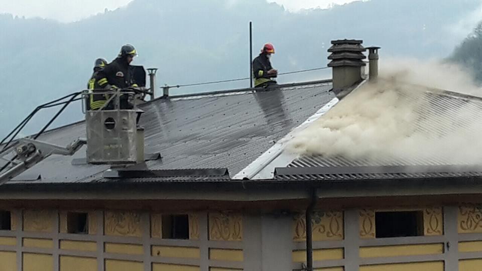 L'incendio in via Marconi (Foto Protezione civile di Castelnuovo)