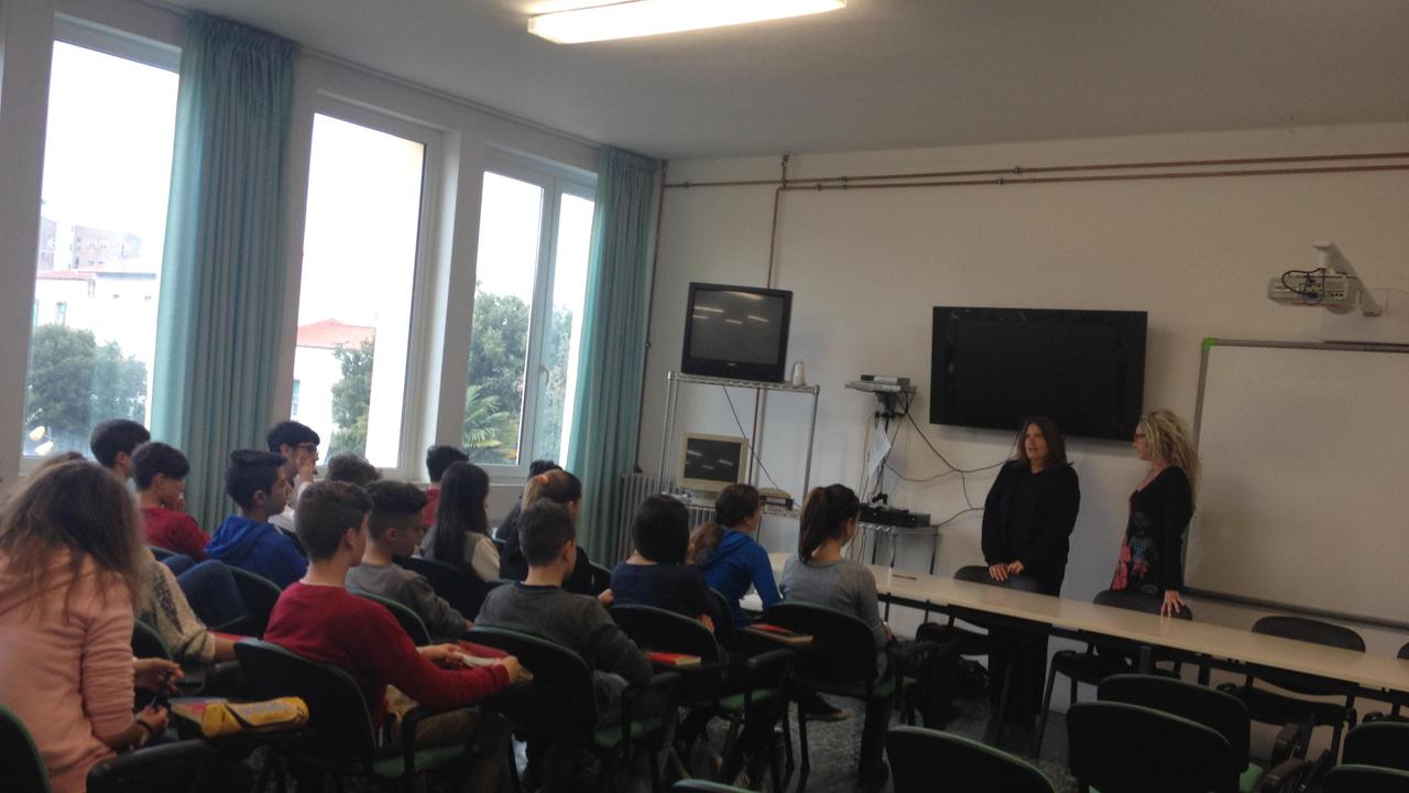 Nada durante l'incontro con i ragazzi della scuola Fattori