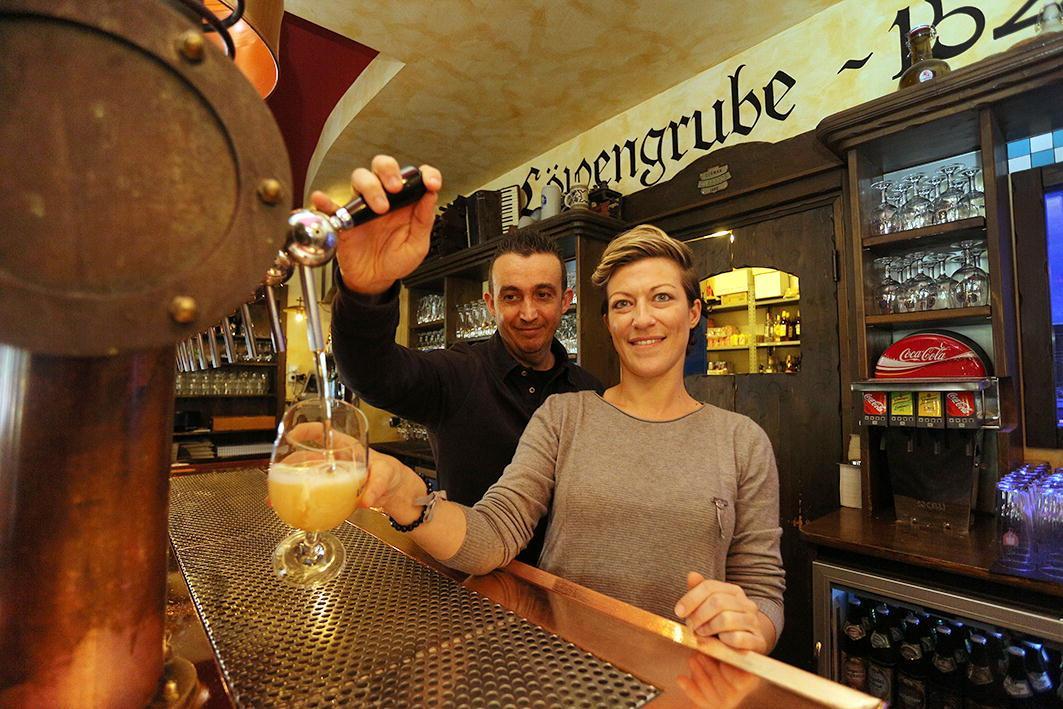 Pietro Nicastro e Monica Fantoni dietro al banco del Lowengrube di Limite (Foto Agenzia Carlo Sestini)