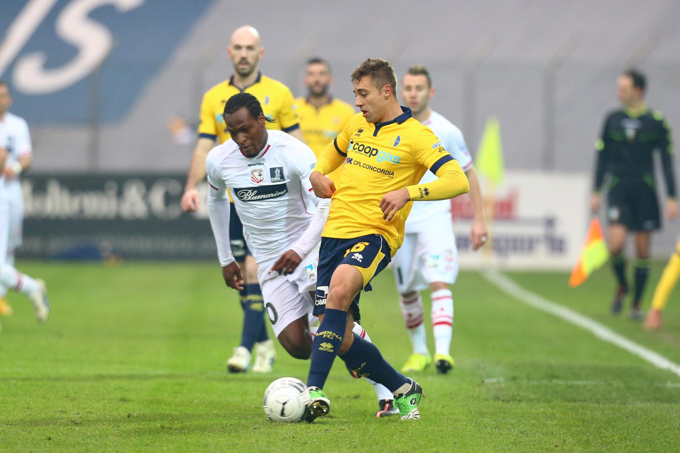 Mbakogu in duello con Cionek nel derby