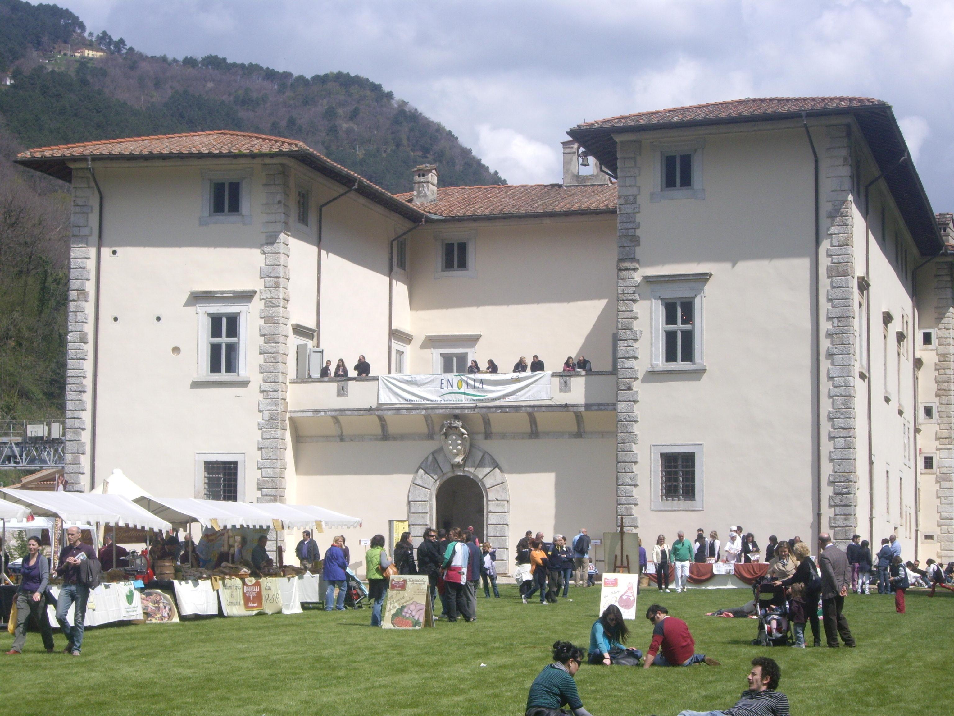 Gli stand di Enolia nello spazio espositivo di fronte al Palazzo Mediceo di Seravezza