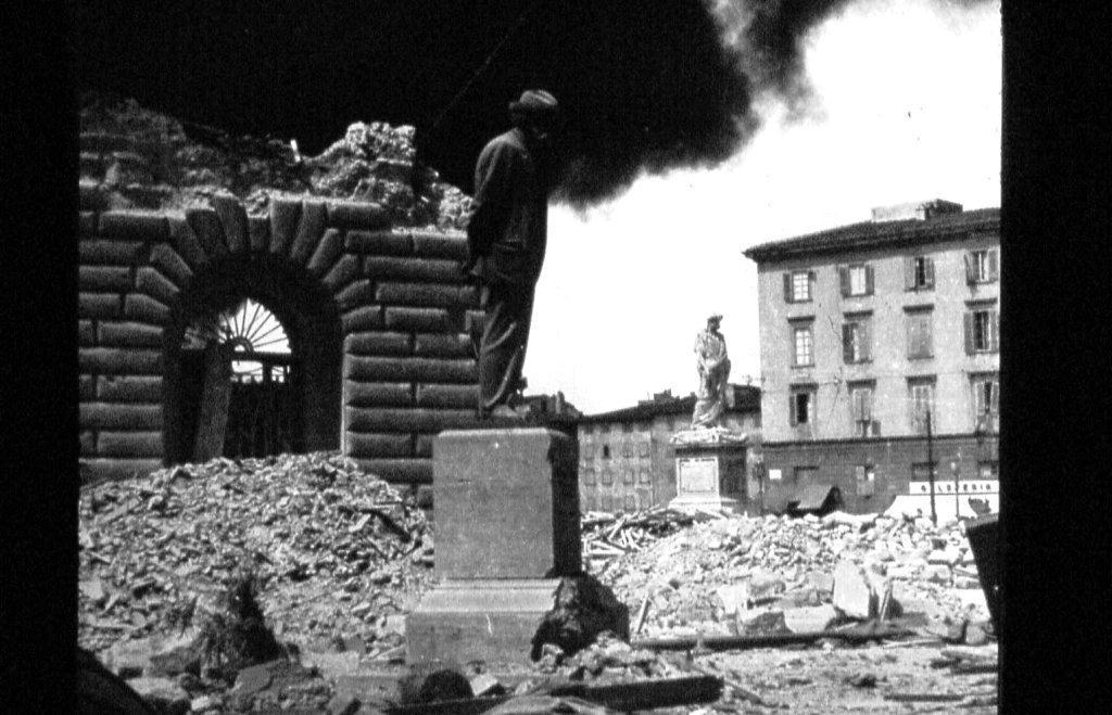 Una delle foto-simbolo della Livorno bombardata: la statua di Fattori "guarda" mesta la piazza della Repubblica distrutta dalle bombe