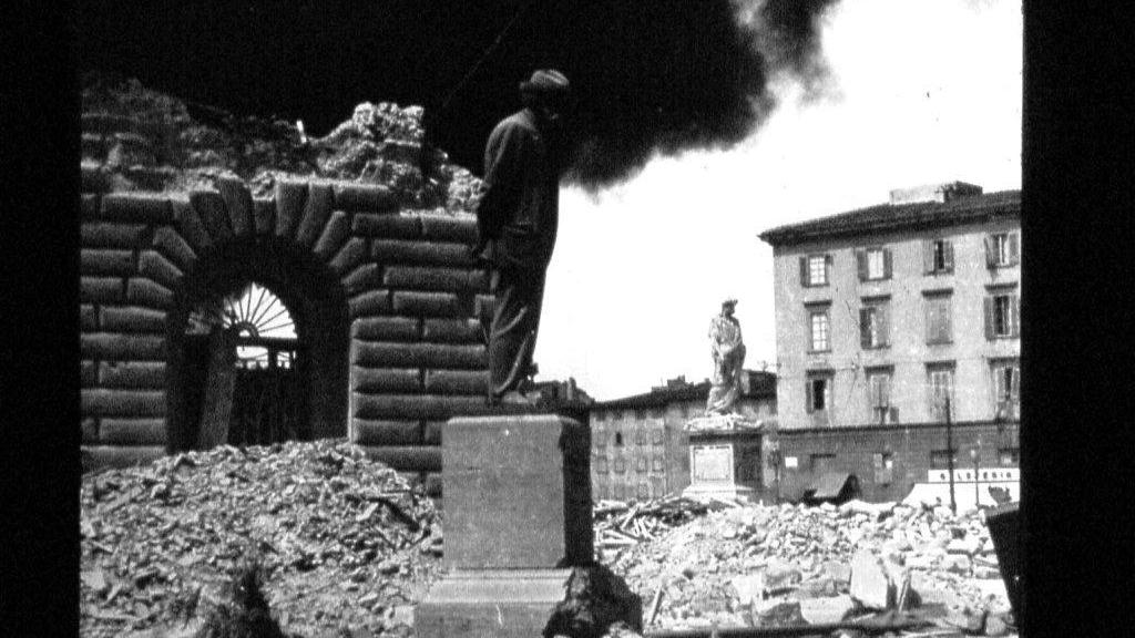 Una delle foto-simbolo della Livorno bombardata: la statua di Fattori "guarda" mesta la piazza della Repubblica distrutta dalle bombe