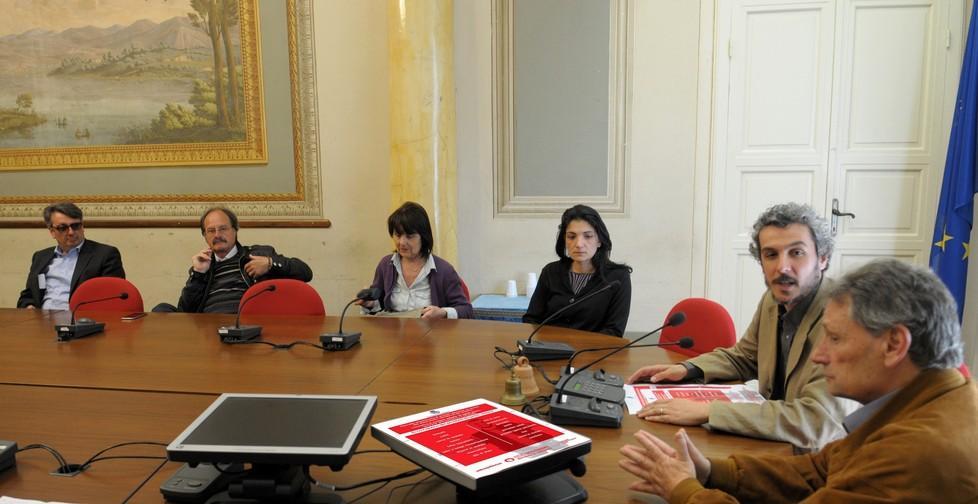 Una raccolta di cibi da dare ai poveri 