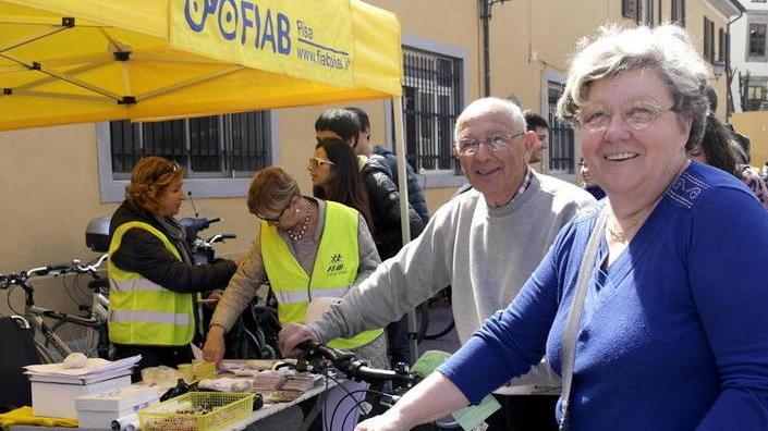 Tanti ciclisti in coda per fare punzonare la bici a soli 3 euro