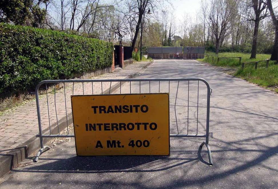 Asfalto nella Tenuta per riaprire la strada 