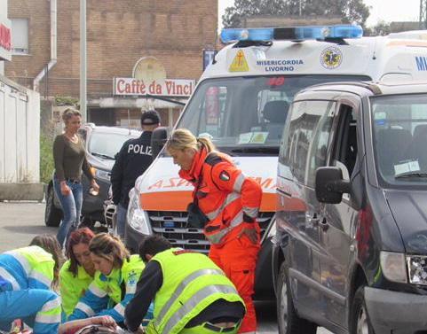 Scooterista travolto da un’auto, fa un volo e batte la testa