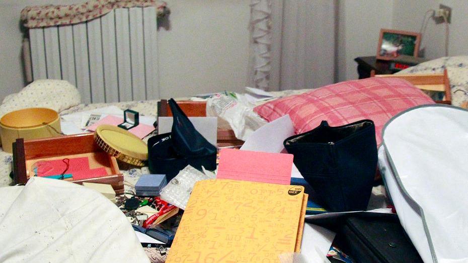Saccheggiano la casa mentre la famiglia sta dormendo