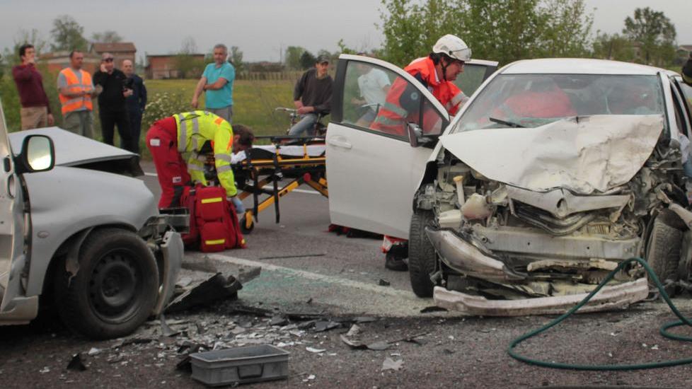 Scontro frontale tra auto Traffico in tilt, due feriti
