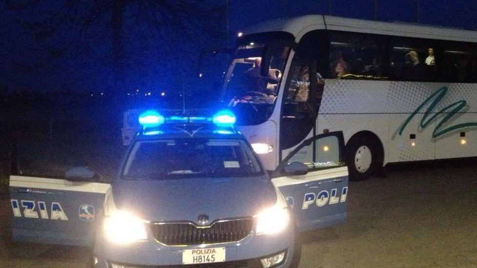 Pullman senza revisione fermato in autostrada