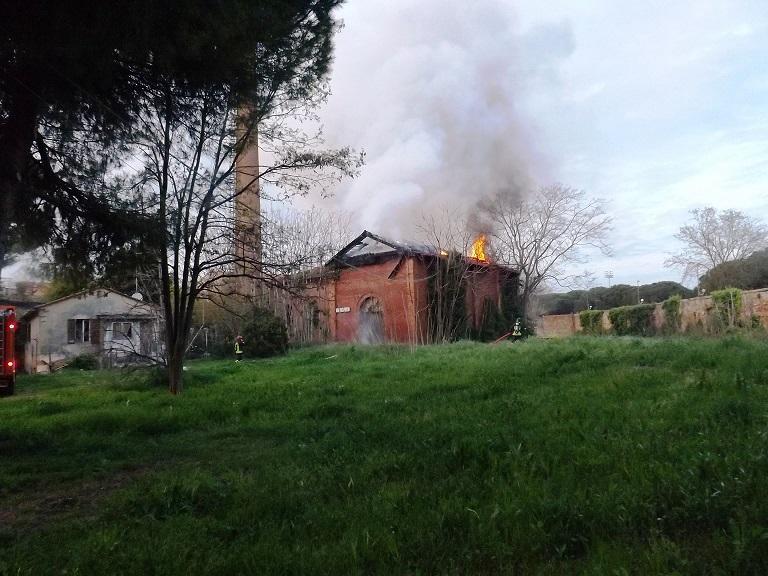 Vigili del fuoco al lavoro all'ex sede di Rdf
