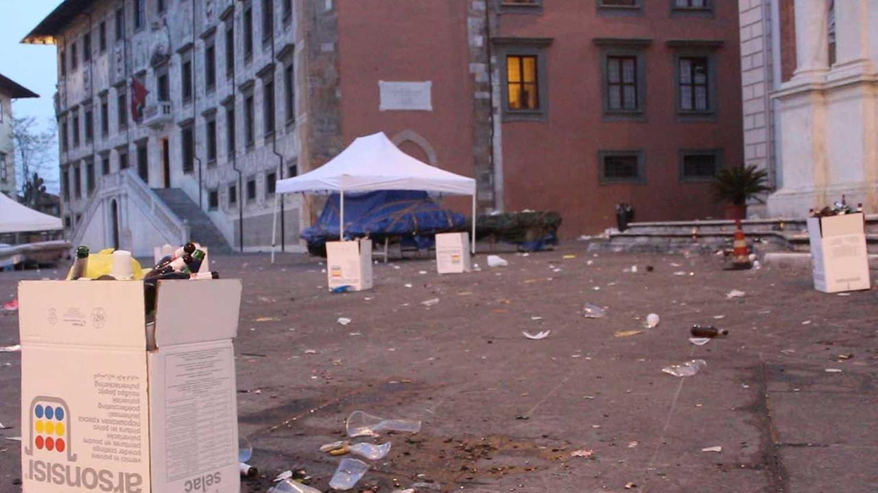 Piazza dei Cavalieri invasa dai rifiuti dopo la movida