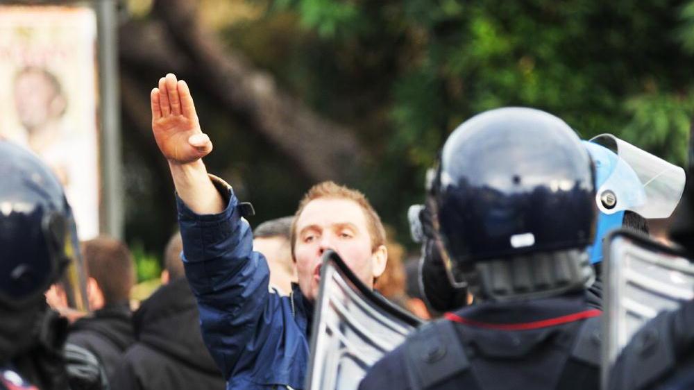 Uno dei tifosi fa il saluto fascista fuori dall'Armando Picchi (foto Laura Lezza)