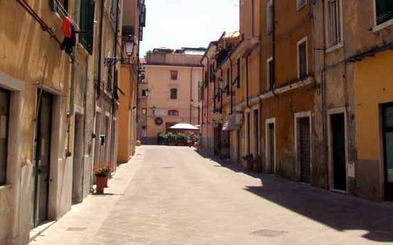 Carrara, negozi temporanei nei fondi sfitti 