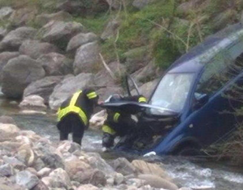 Auto nel fiume, conducente recuperato con l’elisoccorso