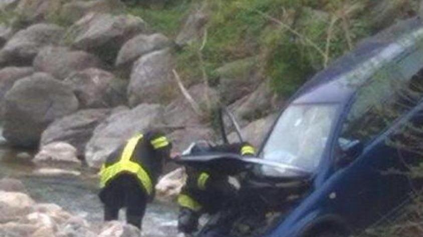 Auto nel fiume, conducente recuperato con l’elisoccorso