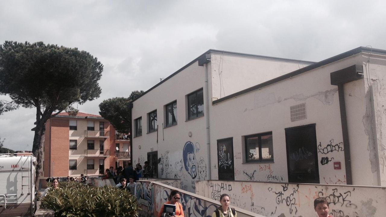 La scuola evacuata a Stagno