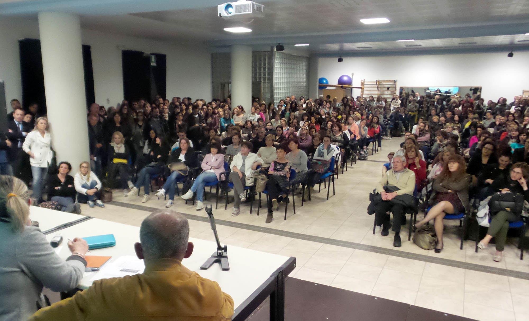 L'assemblea pubblica sulla meningite tenuta alla sala "Il Progresso" di Larciano (Foto nucci)
