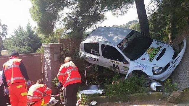 L'auto ribaltata e i soccorsi ai feriti (foto tratta dal profilo Facebook di Giacomo Cardenti)