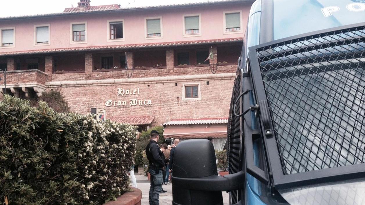 Borghezio nel suo comizio all'hotel Granduca: "Nogarin è un verme"